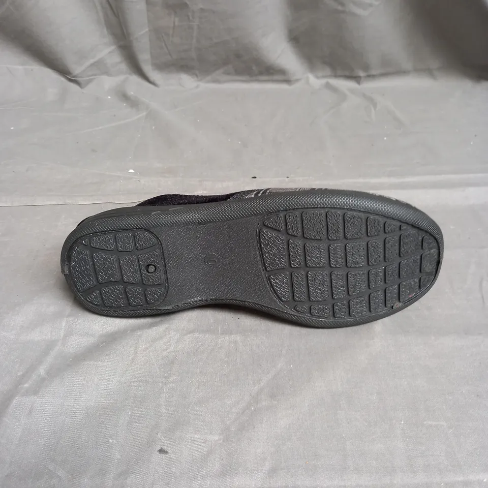 BOX OF 10 PAIRS OF MENS SLIPPERS IN GREY TARTAN - VARIOUS SIZES