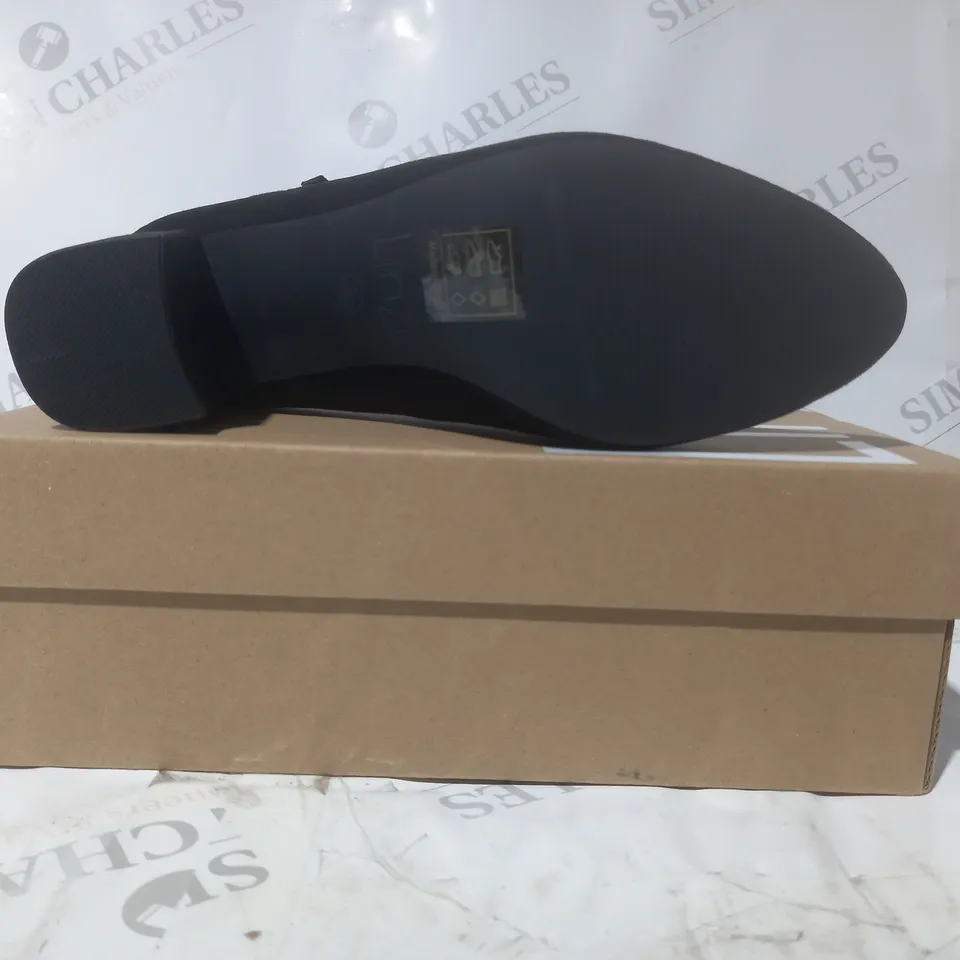 BOXED PAIR OF LINZI MADELINE CLOSED TOE BLOCK HEEL SUEDE SHOES IN BLACK SIZE 5