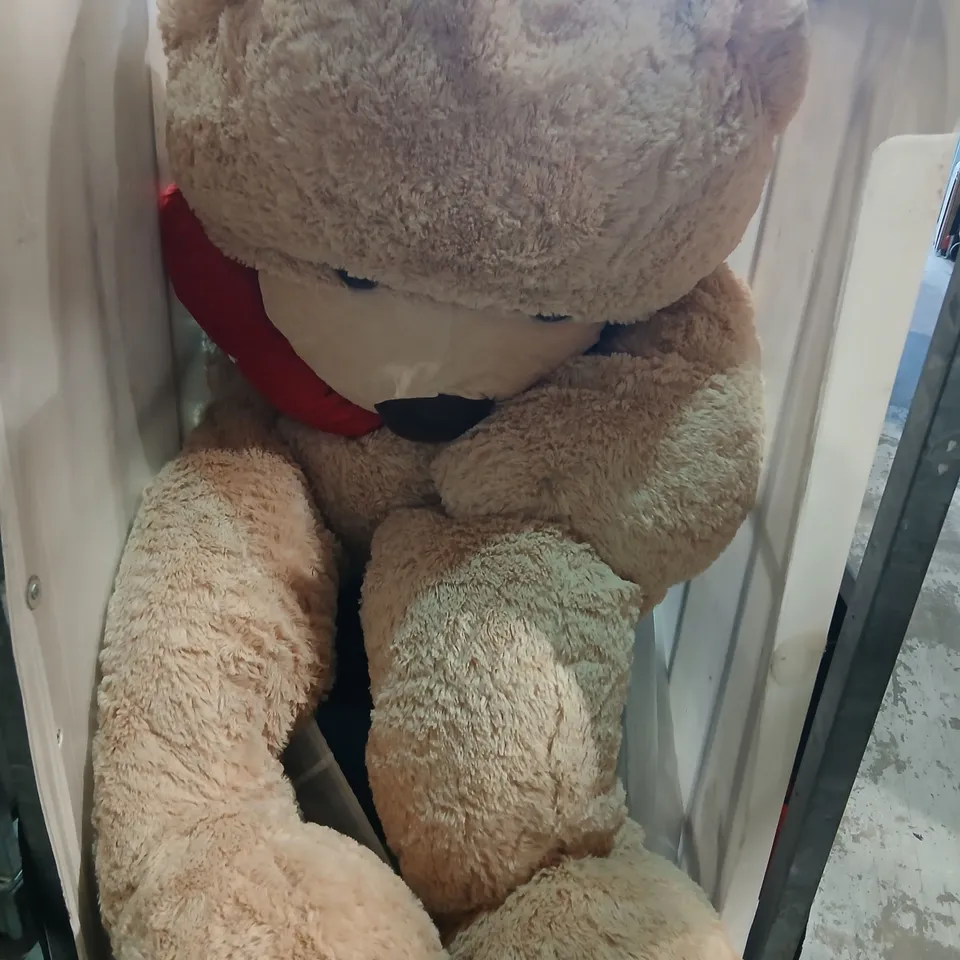 CAGE OF ASSORTED PRODUCTS TO INCLUDE; GIANT TEDDY, BLUE DINING CHAIR,COZZEE HOME HEATED BLANKET AND SWAN AIRFRYER