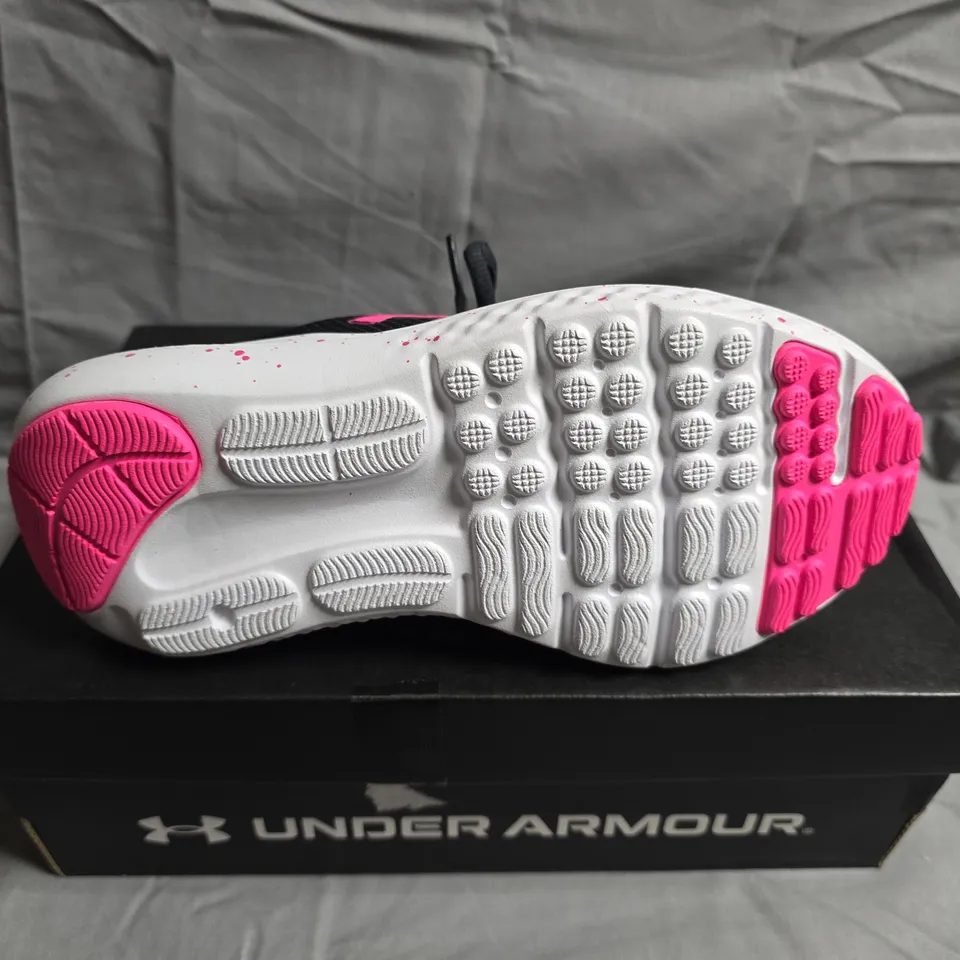 BOXED PAIR OF UNDER ARMOUR GGS SURGE 4 TRAINERS - UK SIZE 3.5 - GIRLS 