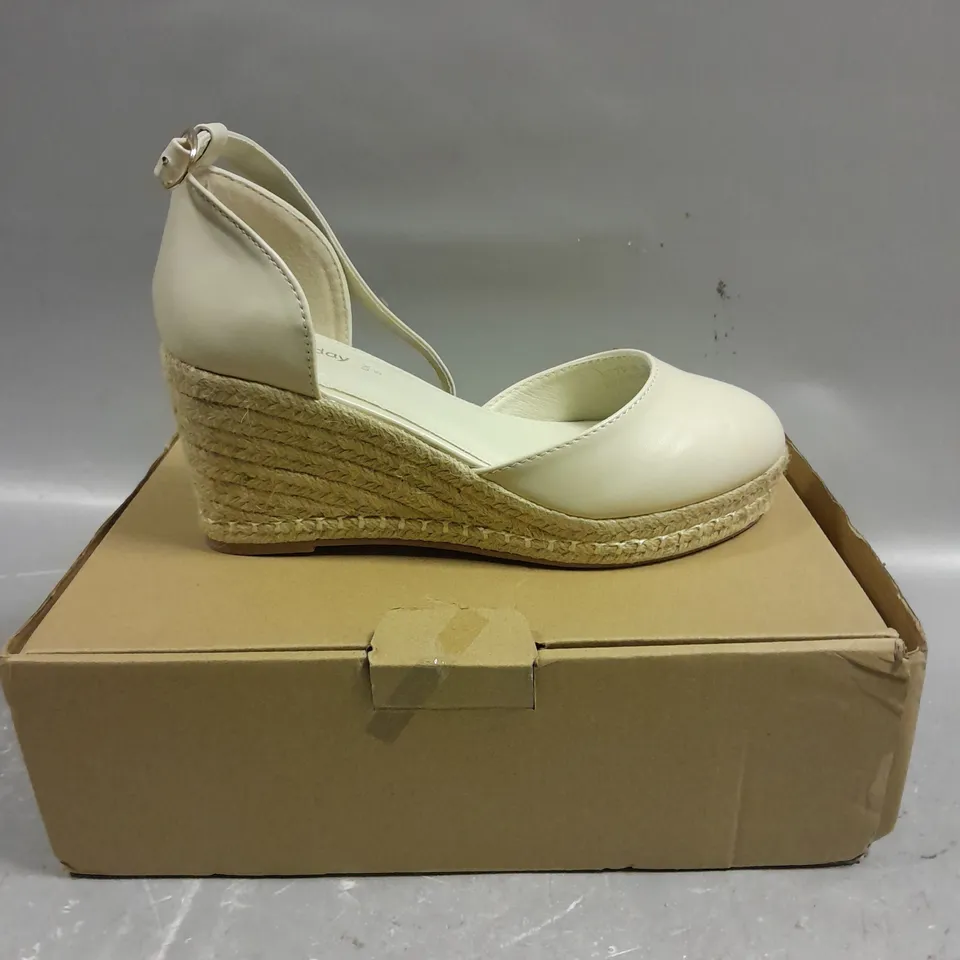 BOXED PAIR OF EVERYDAY WEDGE HEEL SHOES IN CREAM - 5