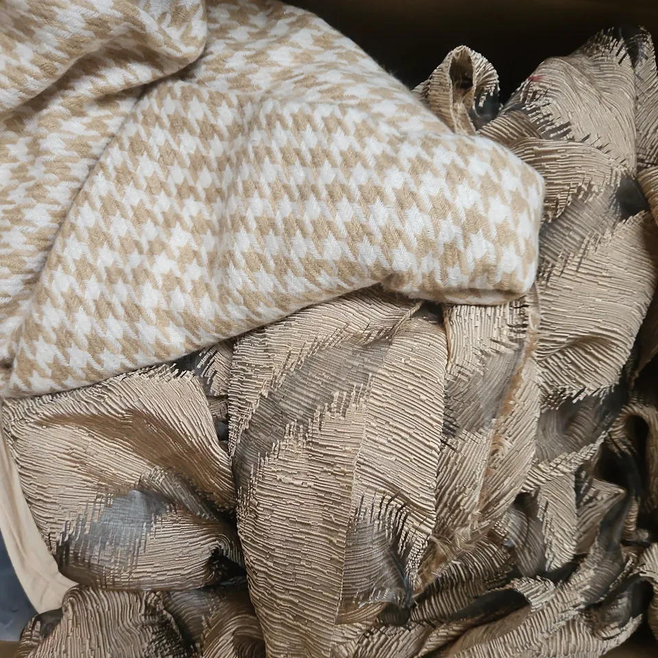 APPROXIMATELY 25 ASSORTED CLOTHING AND FASHION PRODUCTS IN VARIOUS STYLES AND SIZES - COLLECTION ONLY