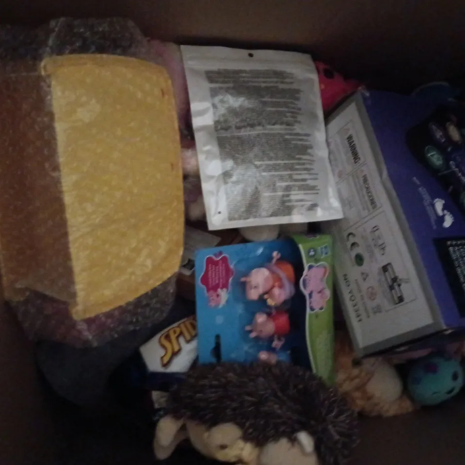 APPROXIMATELY 15 ASSORTED TOYS, GAMES, GIFTS AND NOVELTIES TO INCLUDE DANCING CHALLENGE PARTYMAT, SPIDERMAN BALL, PEPPA PIG FAMILY OF FIVE, ETC - COLLECTION ONLY