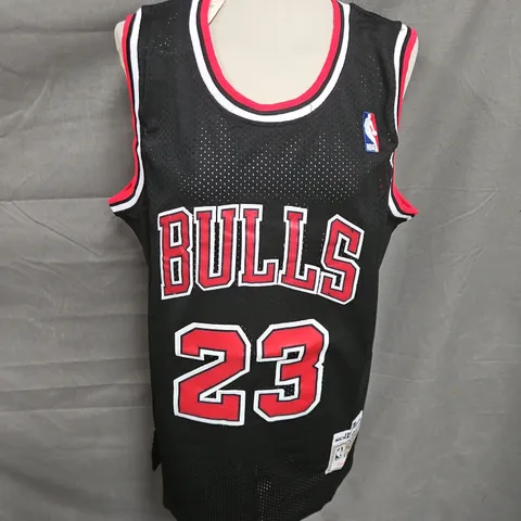MITCHELL & NESS BULLS MICHAEL JORDAN REPLICA BASKETBALL JERSEY IN BLACK/RED SIZE L