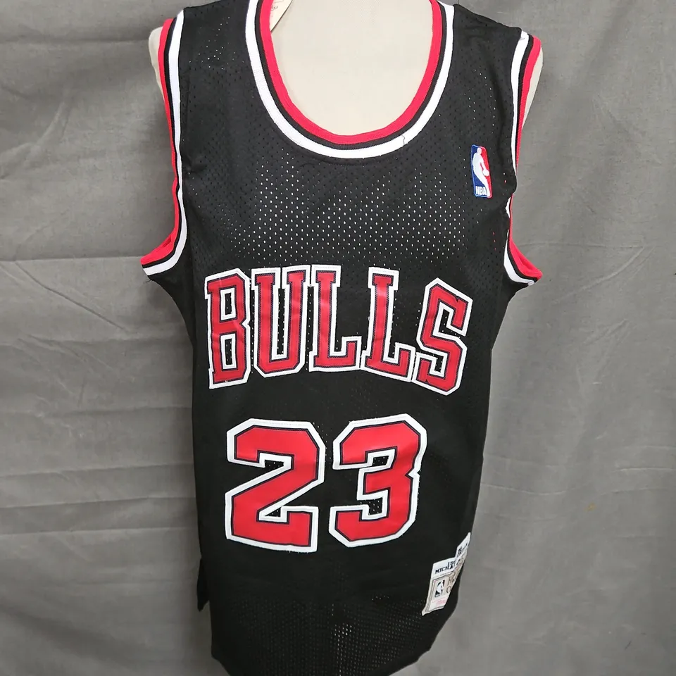 MITCHELL & NESS BULLS MICHAEL JORDAN REPLICA BASKETBALL JERSEY IN BLACK/RED SIZE L