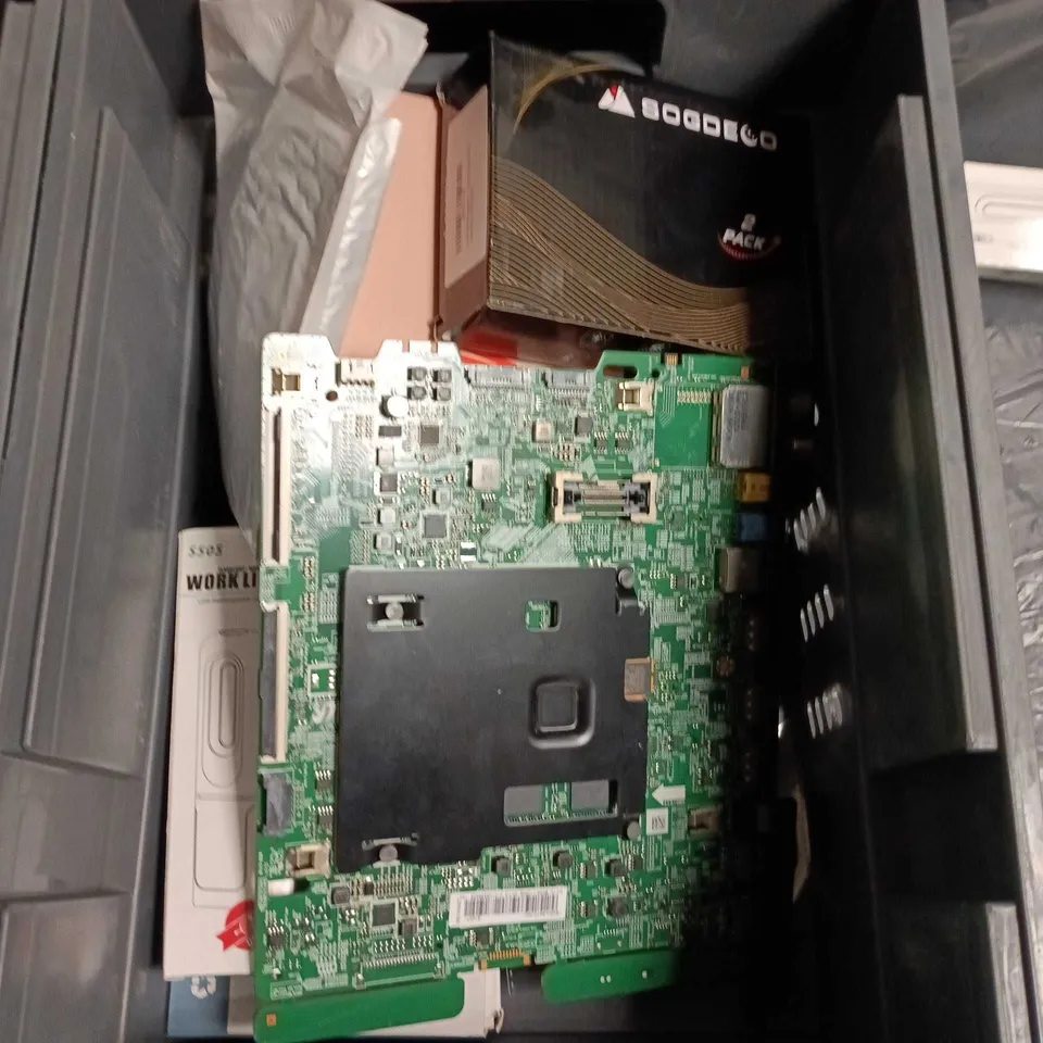 BOX OF APPROXIMATELY 20 ASSORTED ITEMS TO INCLUDE: MULTIMETER, WORKLIGHT AND MOTOR REPAIR KIT