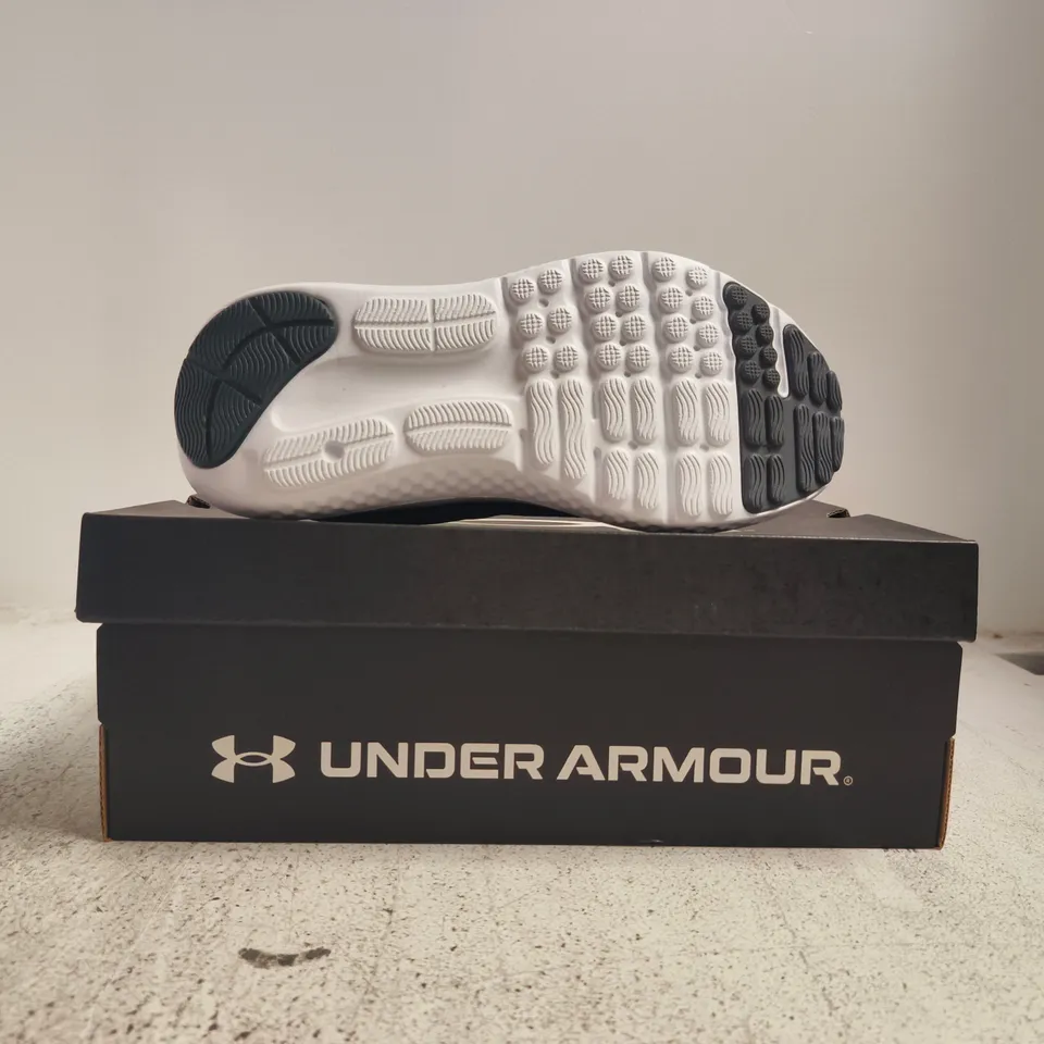 BOXED PAIR OF UNDER ARMOUR BGS SURGE 4 TRAINERS IN BLACK/WHITE SIZE UK 3