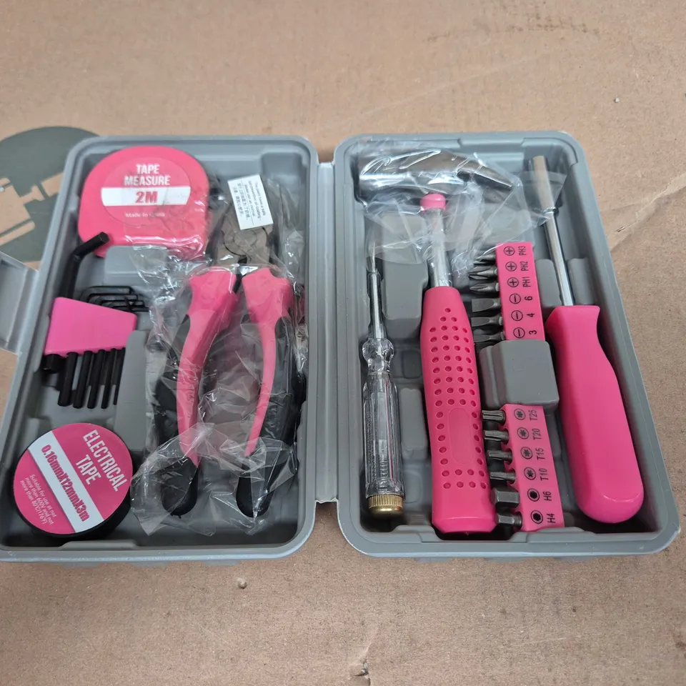 PINK-HANDLED SCREWDRIVER & BIT SET IN PLASTIC CASE WITH 2M TAPE MEASURE