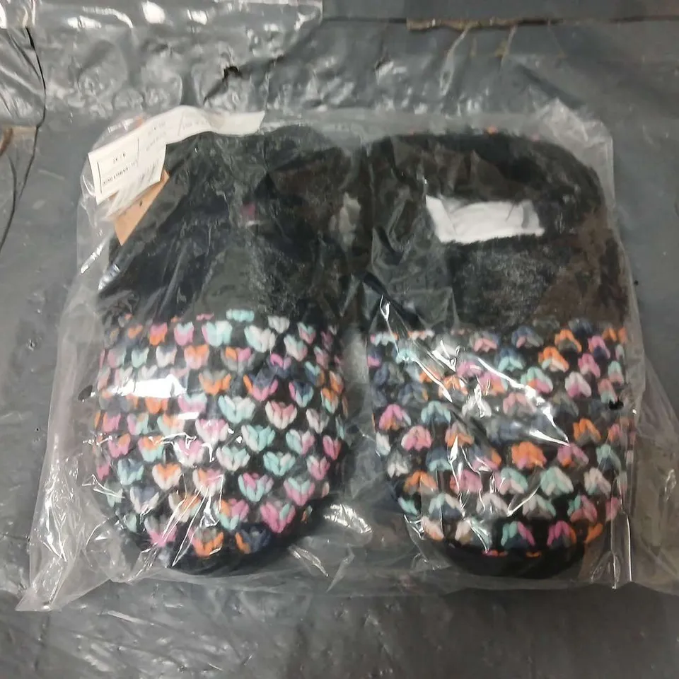 APPROXIMATELY 24 DUNLOP LADIES QUILTED SLIPPERS IN BLACK MULTI - SIZE 4