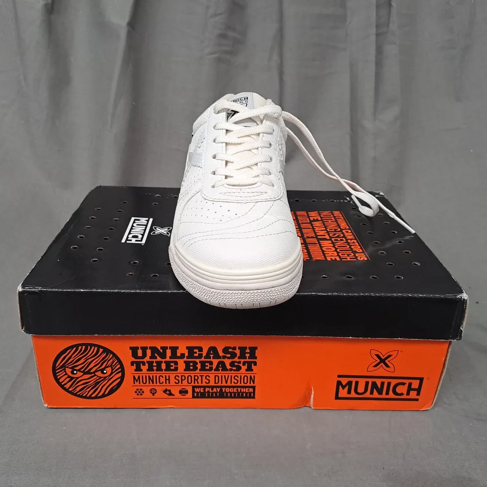 BOXED PAIR OF MUNICH SHOES IN WHITE UK SIZE 6