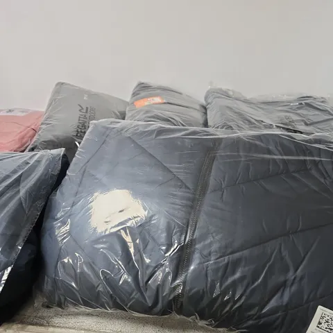 BOX OF APPROXIMATELY 6 ASSORTED BRAND NEW REGATTA CLOTHING ITEMS IN VARIOUS STYLES, COLOURS AND SIZES