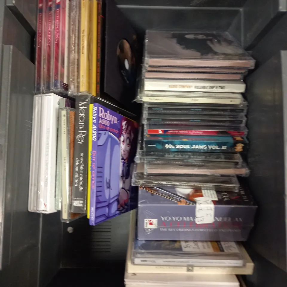 APPROXIMATELY 30 ASSORTED CDS FROM VARIOUS ARTISTS TO INCLUDE GOSSIP, ROBYN, TAYLOR SWIFT ETC 