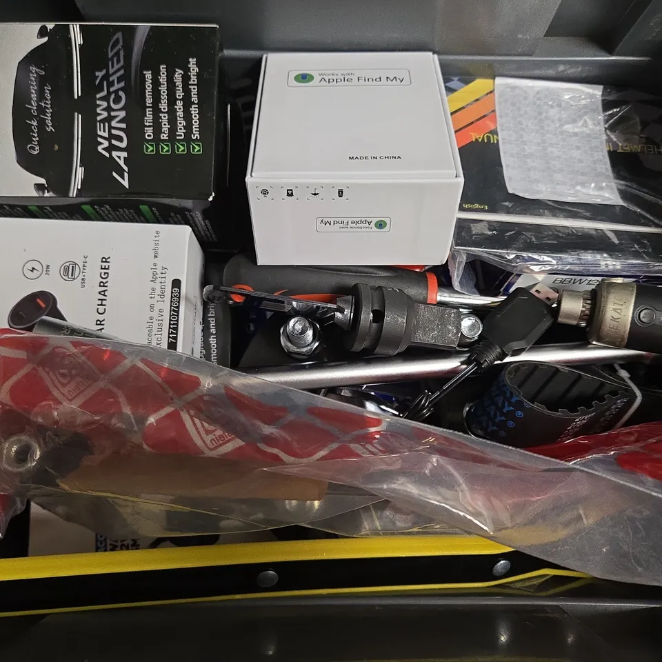 APPROXIMATELY 12 ASSORTED VEHICLE PARTS & ACCESSORIES TO INCLUDE 12V TO USB SMART ADAPTOR, SOCKET WRENCH, STABILISER LINK, ETC