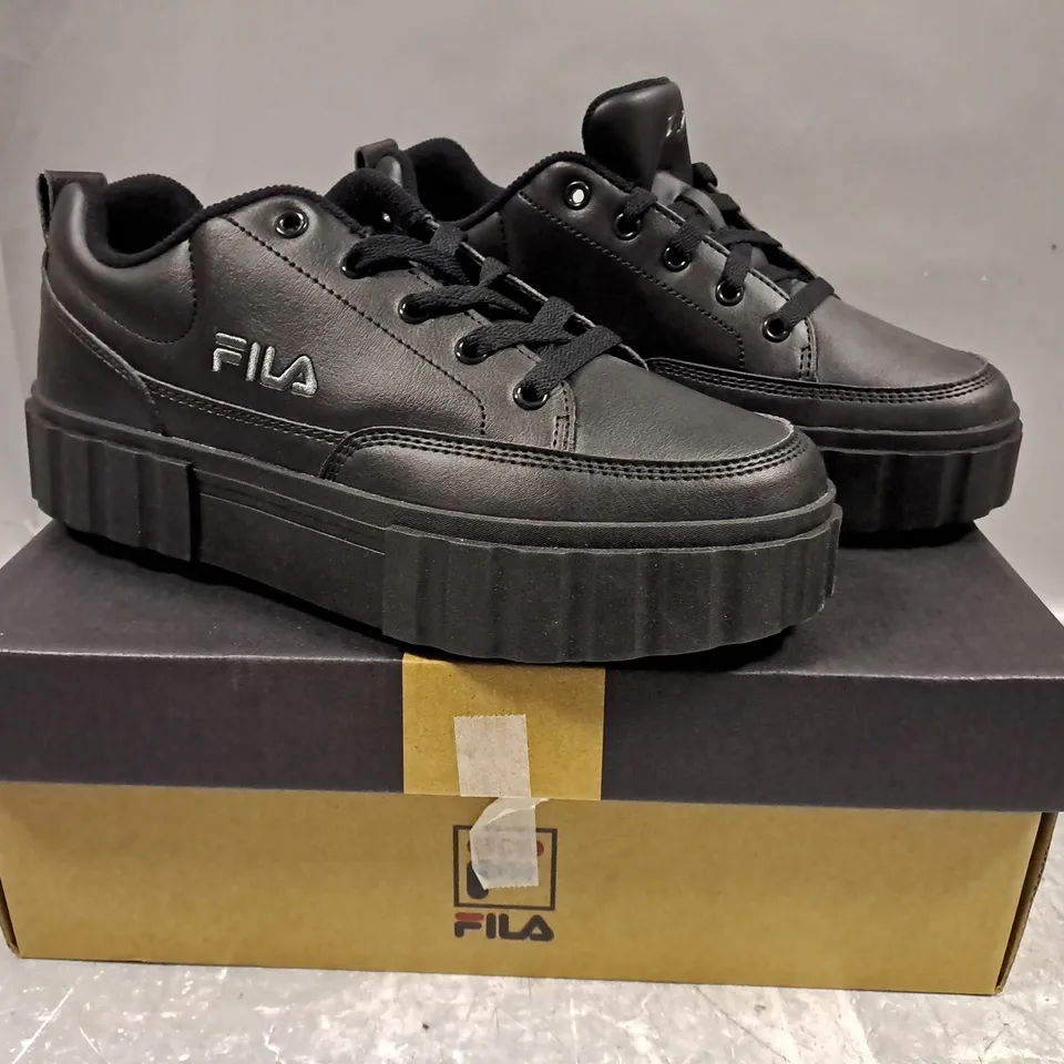 BOXED PAIR OF FILA SANDBLAST JUNIOR SHOES IN BLACK UK SIZE 5