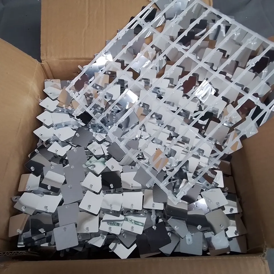 LOT OF 10 PLASTIC PANELS WITH REFLECTIVE PLASTIC MIRRORS - 30X30CM APPROX