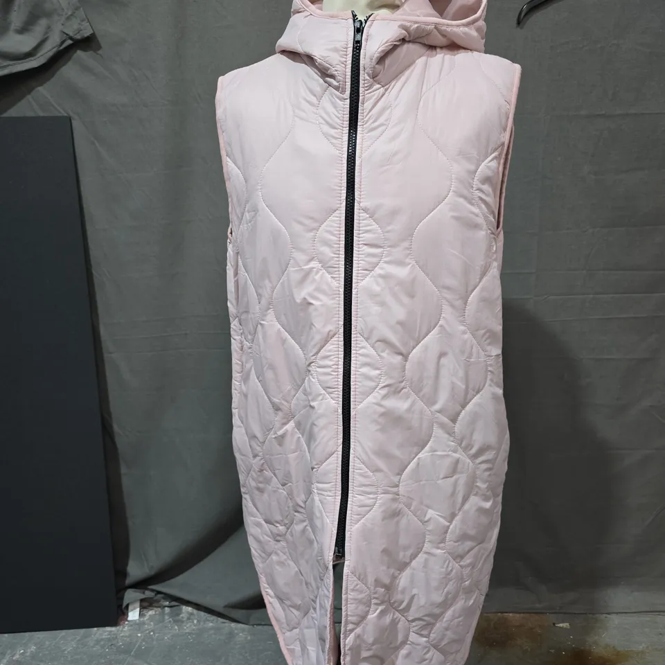 BOX OF APPROXIMATELY 25 CLOTHING ITEMS INCLUDING: VILLA LONG DRESS, ONLY BLUE DENIM HANNAH AND PINK OBSESSION GILLET.