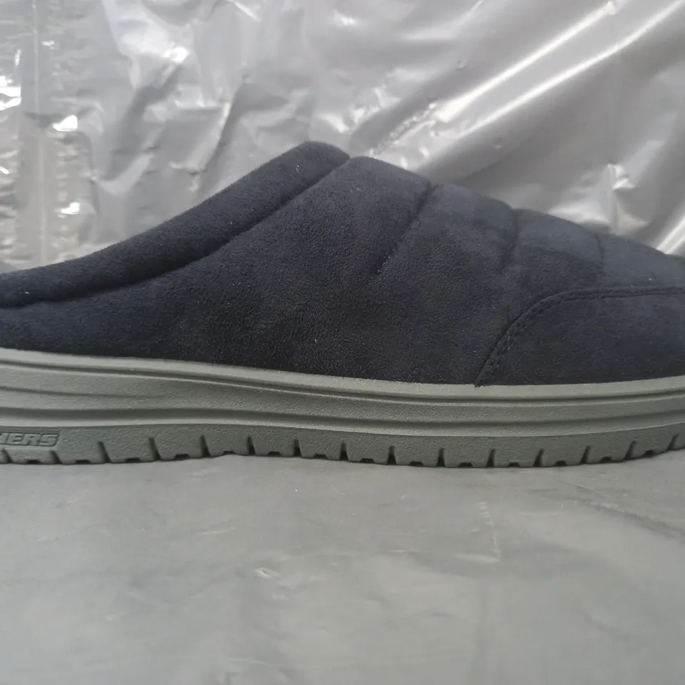 BOXED PAIR OF SKECHERS MURETTE SLIPPERS IN NAVY SIZE 12