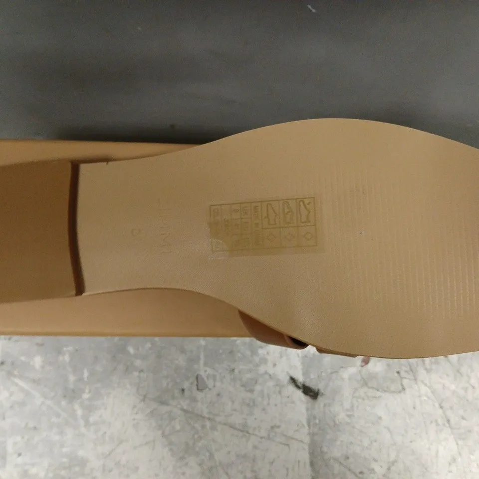 BOXED PAIR OF SIMMI LONDON OPEN TOE FLAT SANDALS IN TAN SIZE UK 8