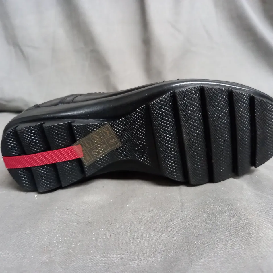 BOX OF APPROXIMATELY 10 PAIRS OF LAND COMMANDER BLACK LEATHER SHOES IN VARIOUS SIZES