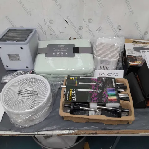 BOX OF APPROXIMATELY 15 ASSORTED ITEMS TO INCLUDE - COZEE HOME DUVET SET, SPACE COOLER, AND GARDEN LIGHTING ETC.