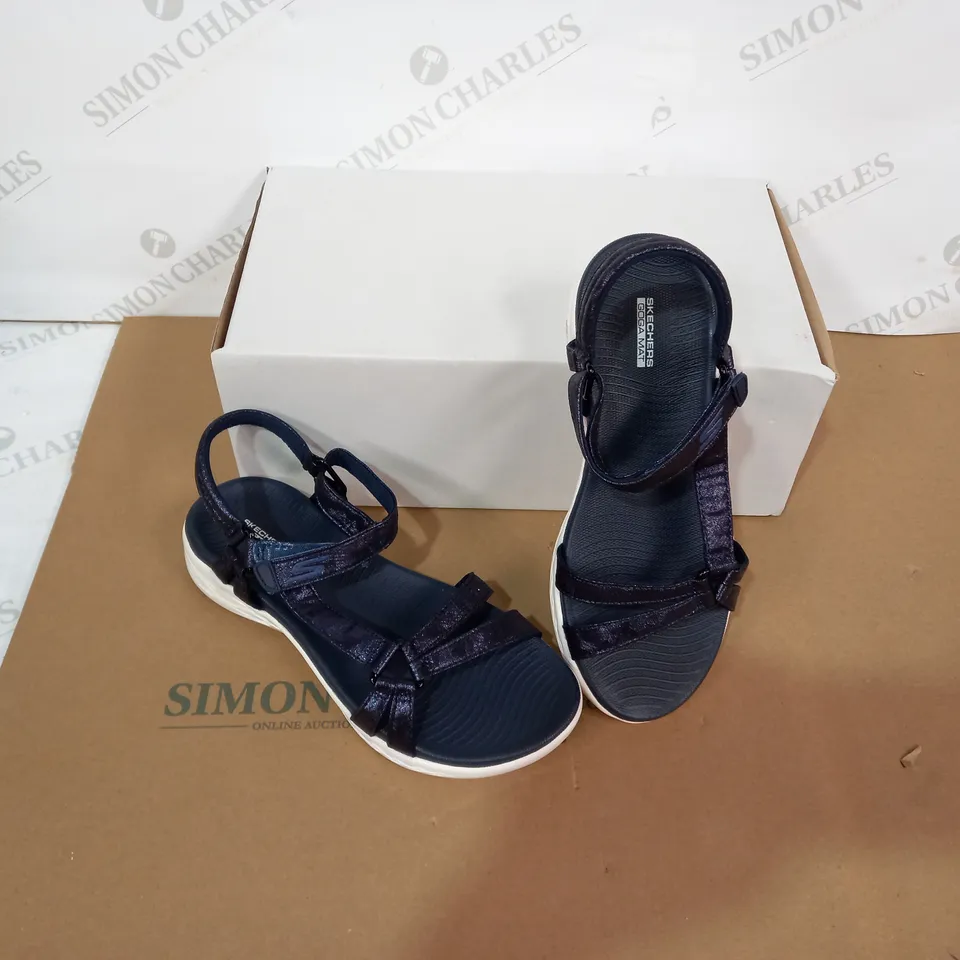 SKECHERS ON THE GO 600 STRAP SANDAL WITH MOLDED FOOTBED NAVY SIZE 6
