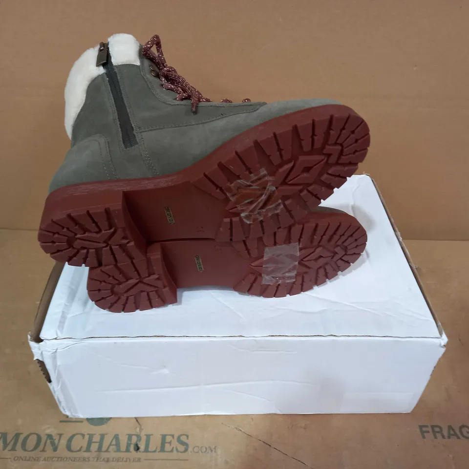 BOXED PAIR OF VIONIC BOOTS - SIZE 7