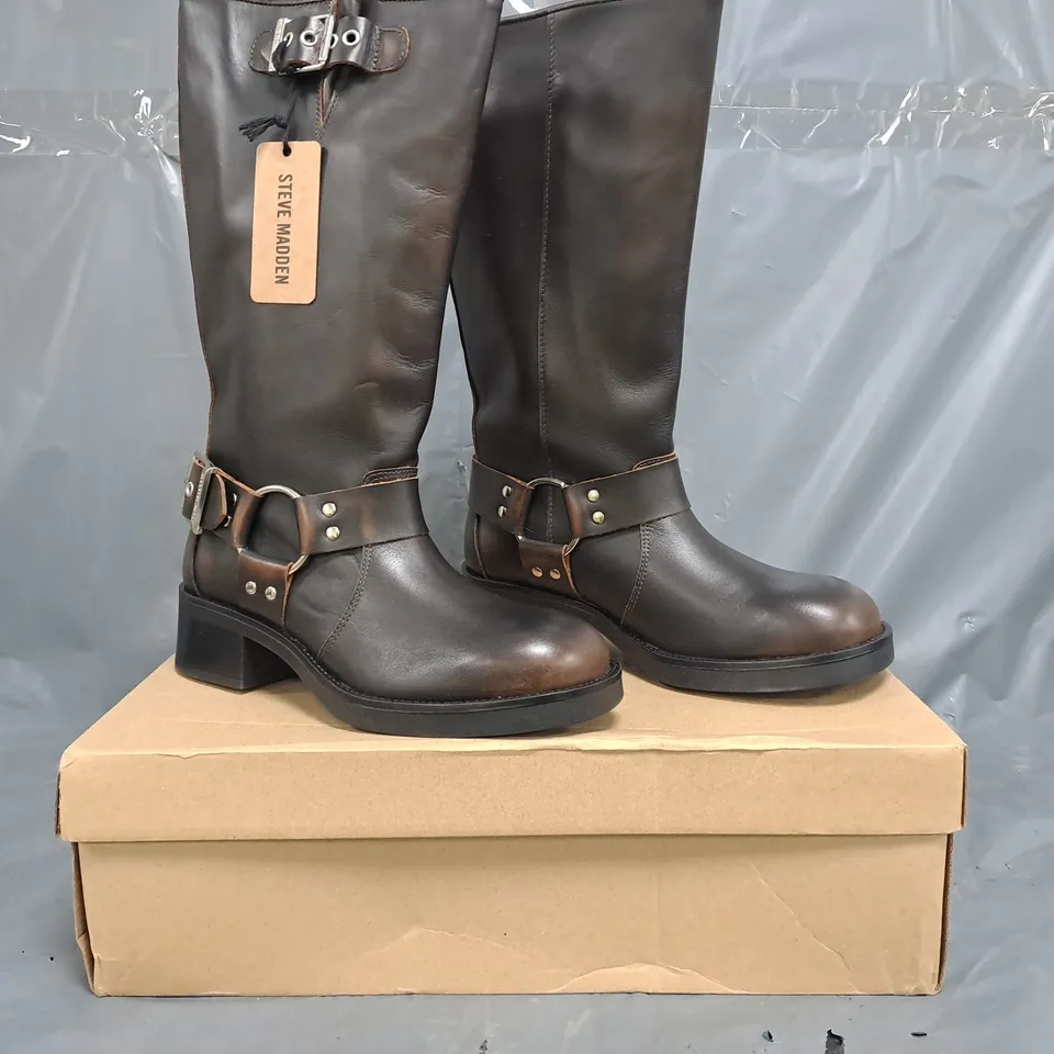 BOXED PAIR OF STEVE MADDEN LEATHER BOOTS IN BROWN SIZE UK 6
