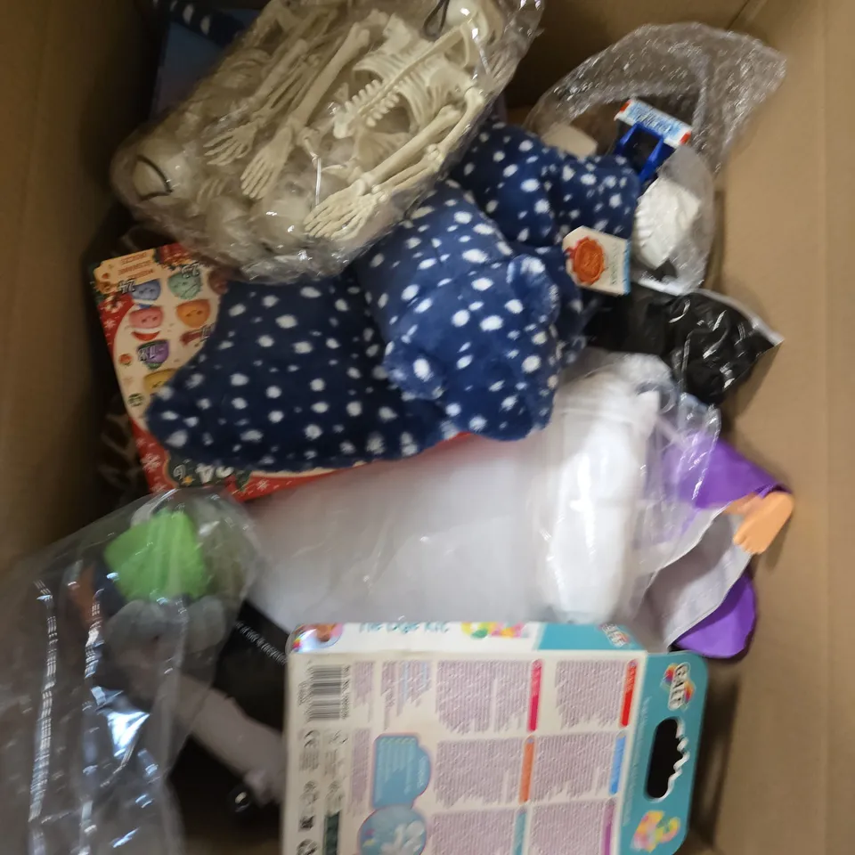 APPROXIMATELY 15 ASSORTED TOYS & GAMES TO INCLUDE COSTUME, PLUSH TOYS, RC CAR ETC