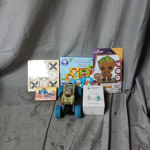 APPROXIMATELY 15 ASSSORTED ITEMS OF TOYS AND GAMES INCLUDING CRYSTAL ART BUDDIES, MATCHSTICK MONKEY, MONSTER TRUCK, SNOWMAN SNAP GAME