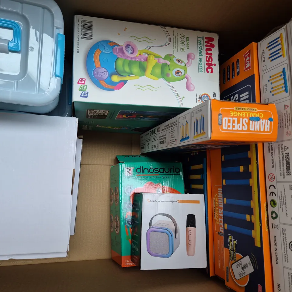 BOX OF APPROXIMATELY 20 ASSORTED TOYS AND GAMES TO INCLUDE MUSIC TWISTED WORM, BLOKUS, KARAOKE SOUND SYSTEM, ETC - COLLECTION ONLY