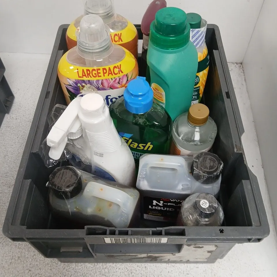 BOX OF APPROXIMATELY 10 HOUSEHOLD LIQUIDS INCLUDING FABRIC CONDITIONER, FLOOR CLEANER ETC.