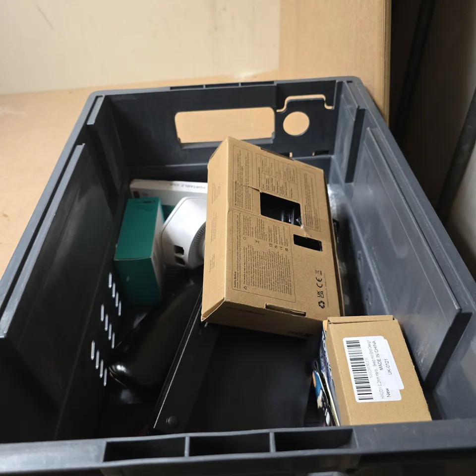 APPROXIMATELY 10 ASSORTED ITEMS INCLUDING TECKNET KEYBOARD AND TRIO SMART ENERGY DISPLAY 