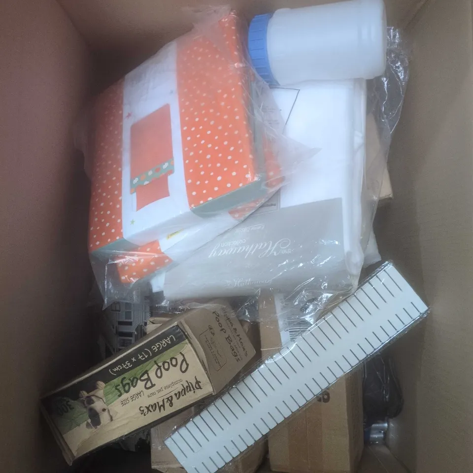 APPROXIMATELY 15 ASSORTED HOUSEHOLD PRODUCTS TO INCLUDE POOP BAGS, DUVET SET, PLASTIC CONTAINER ETC
