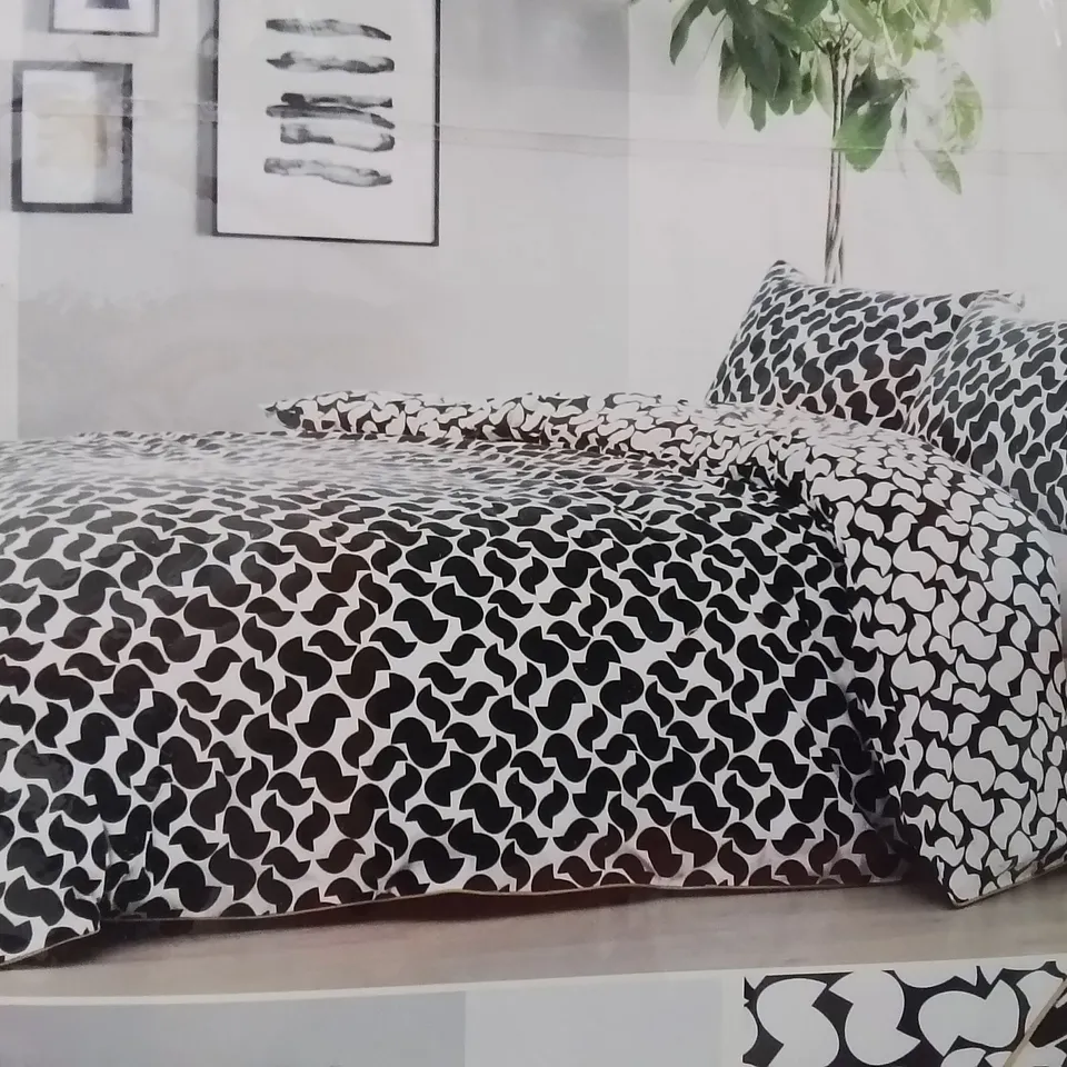 BRAND NEW APPLETREE KINGSIZE  DUVET COVER SET -BLACK/WHITE-
