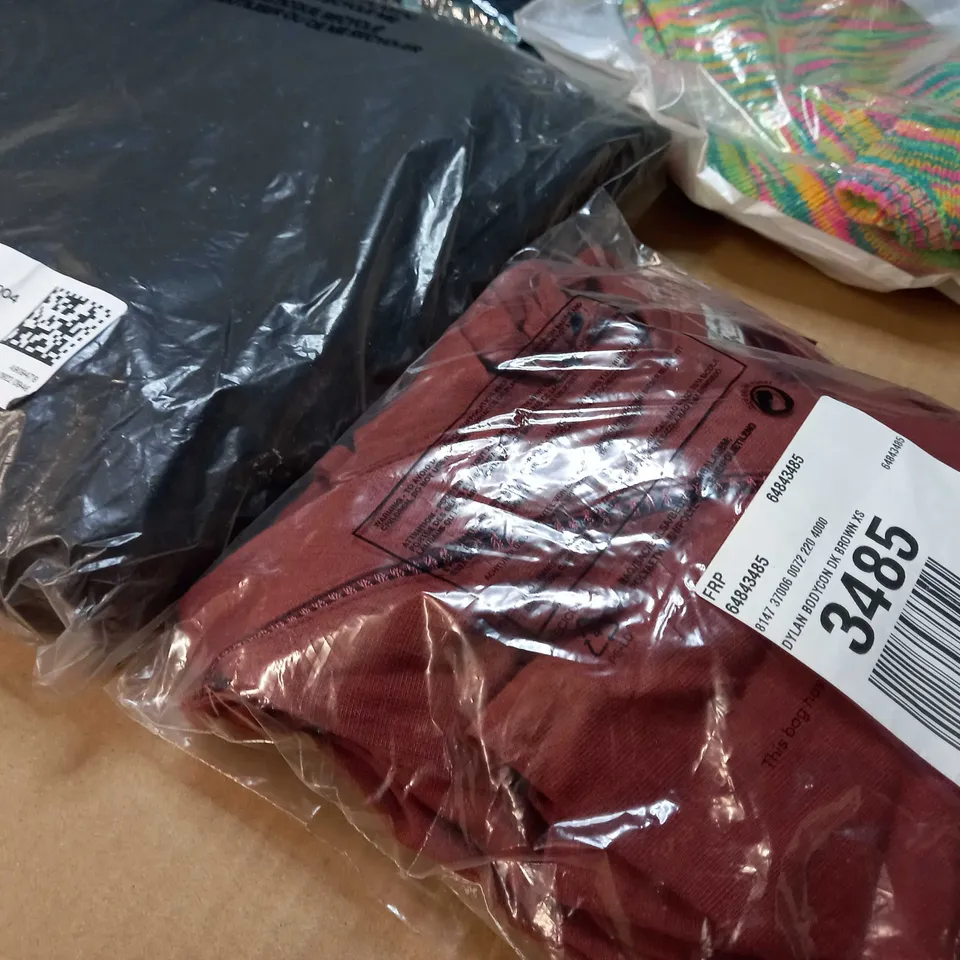LOT OF APPROX 25 ASSORTED CLOTHING ITEMS VARYING IN SIZE/COLOUR/STYLE TO INCLUDE: TROUSERS, TOPS, DRESSES