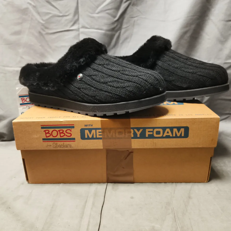 BOXED PAIR OF BOBS FROM SKECHERS SLIPPERS IN BLACK SIZE UK 7