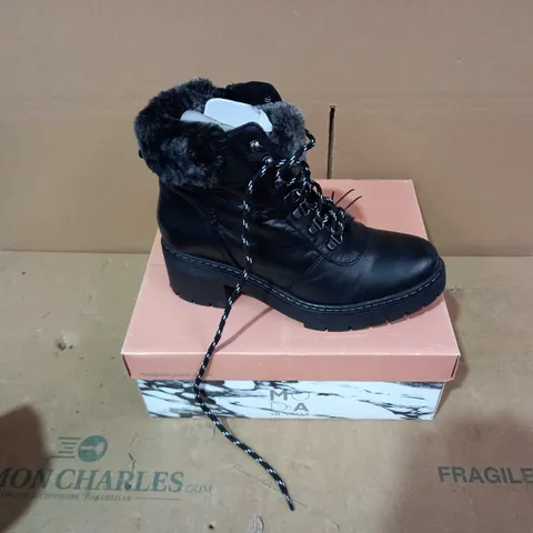 BOXED PAIR OF MODA IN PELLE BLACK BOOTS - SIZE 40
