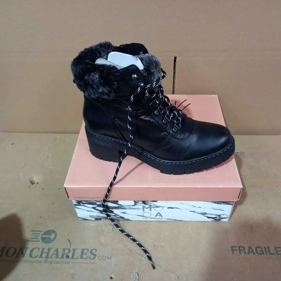 BOXED PAIR OF MODA IN PELLE BLACK BOOTS - SIZE 40