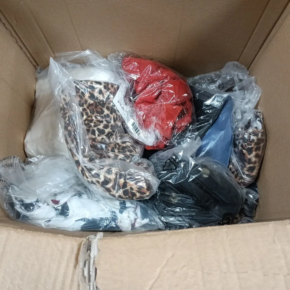LOT OF APPROXIMATELY 18 ASSORTED CLOTHING ITEMS IN VARIOUS STYLES AND SIZES