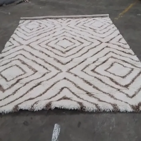 QUALITY DESIGNER AREA RUG - APPROXIMATELY 290X200CM