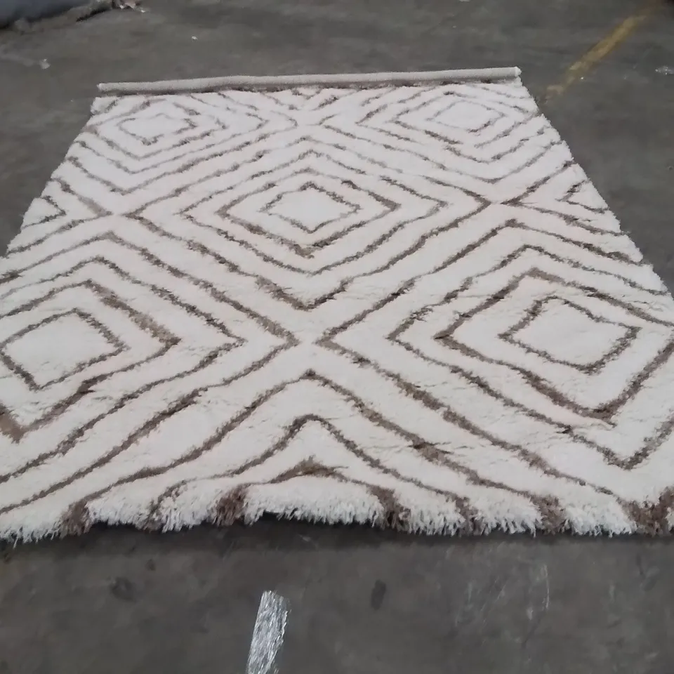 QUALITY DESIGNER AREA RUG - APPROXIMATELY 290X200CM