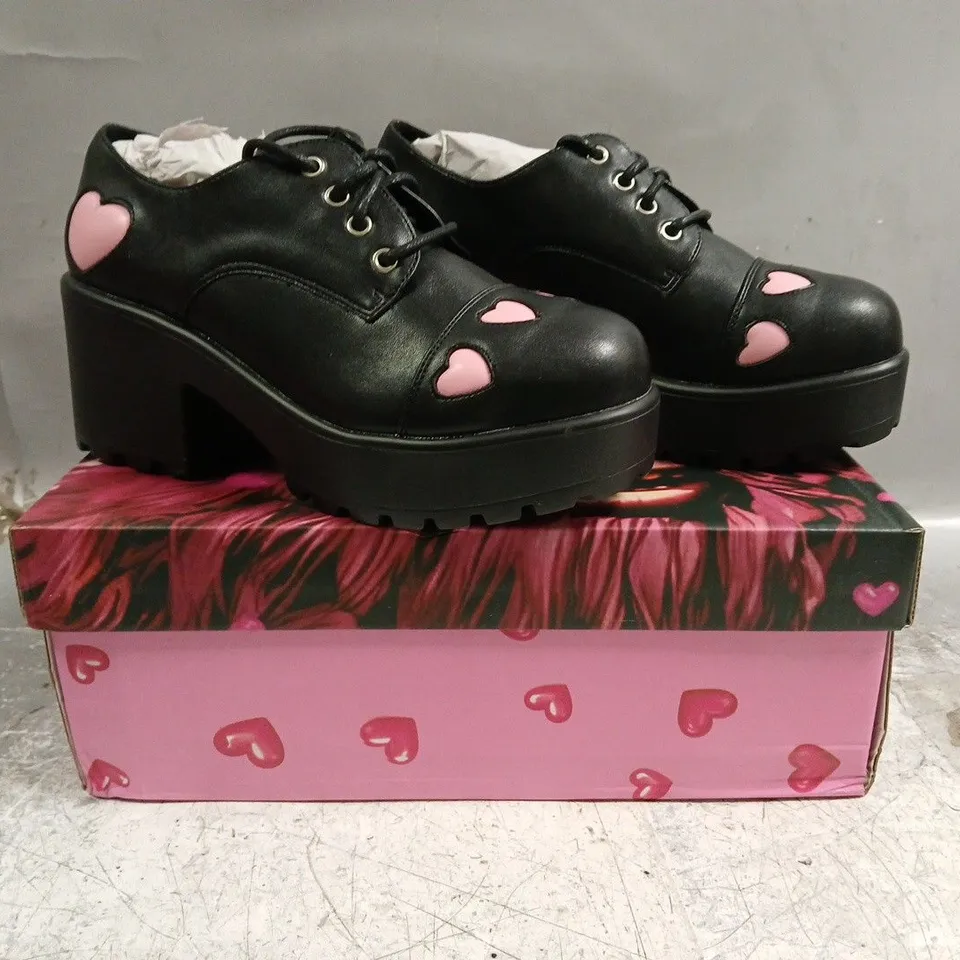 BOXED PAIR OF KOI SHOES IN BLACK W. PINK HEARTS SIZE UK 4