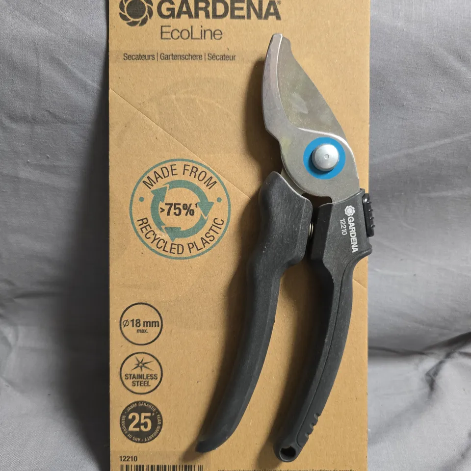 BOX OF APPROXIMATELY 15 ASSORTED ITEMS TO INCLUDE SECATEURS, PATIO WEEDER, WIRELESS MOUSE AND KEYBOARD COMBO, ETC - COLLECTION ONLY