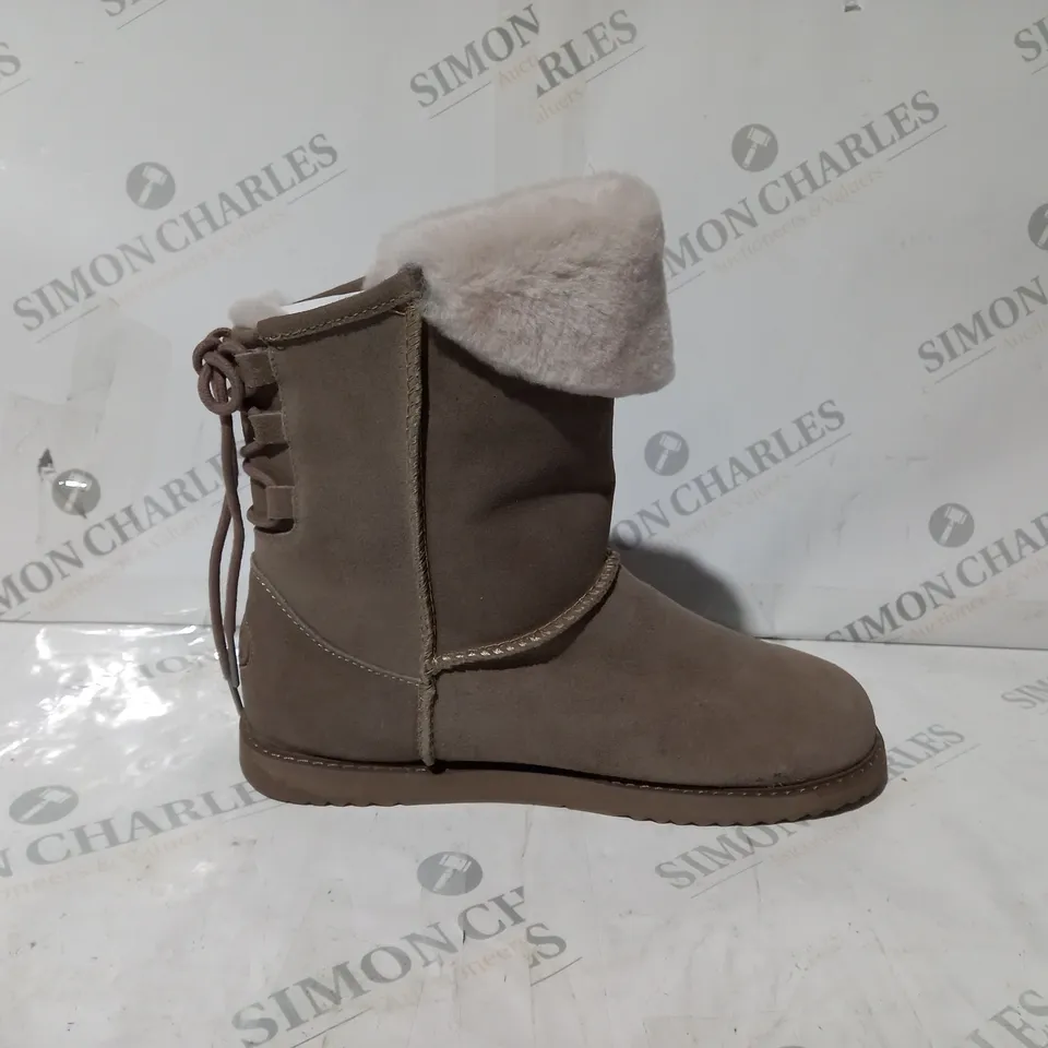 BOXED PAIR OF EMU AUSTRALIA BIRDWOOD WATERPROOF SHEEPSKIN BOOTS IN MUSHROOM UK SIZE 7