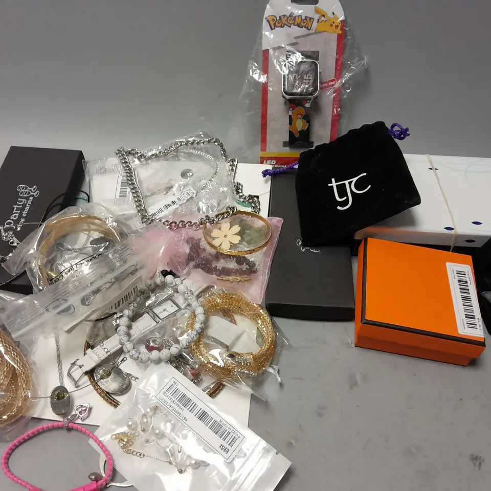 LARGE QUANTITY OF ASSORTED JEWELLERY TO INCLUDE: NECKLACES, RINGS, WATCHES AND EARRINGS