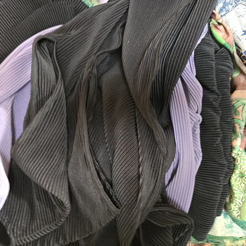 BOX OF APPROXIMATELY 20 ASSORTED CLOTHING ITEMS IN VARIOUS STYLES, SIZES, AND COLOURS