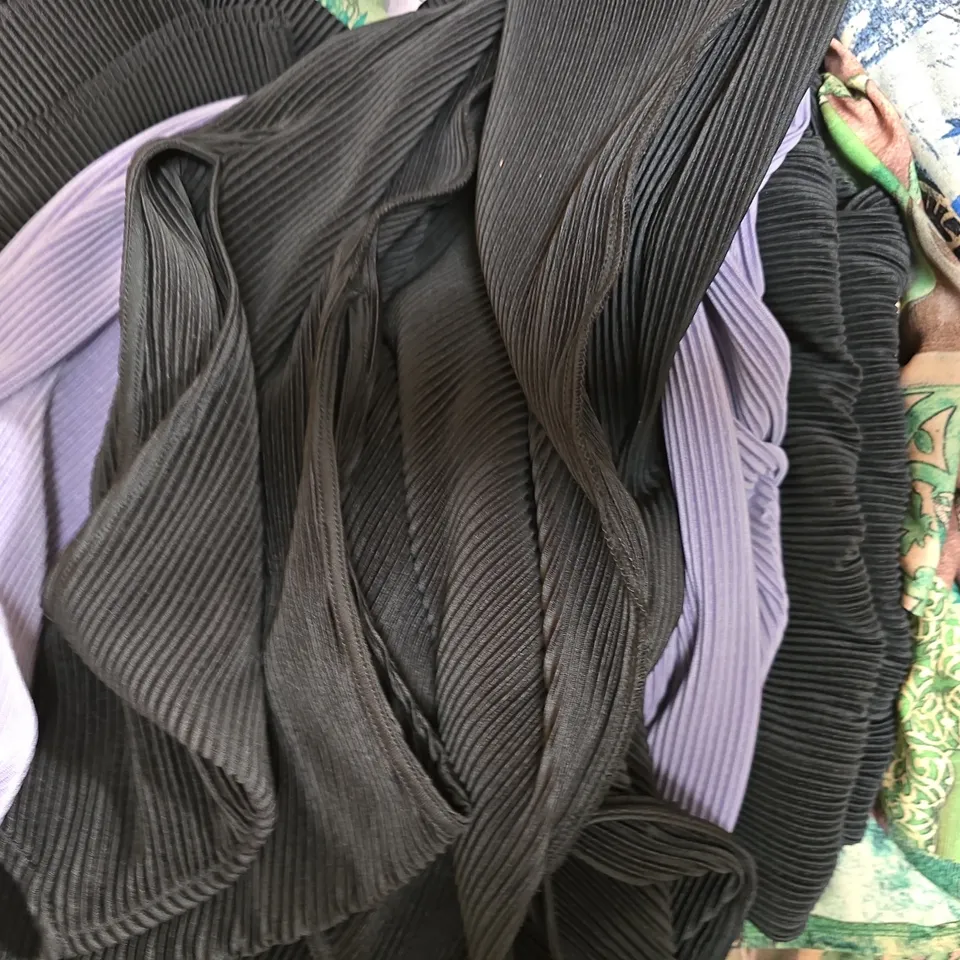 BOX OF APPROXIMATELY 20 ASSORTED CLOTHING ITEMS IN VARIOUS STYLES, SIZES, AND COLOURS