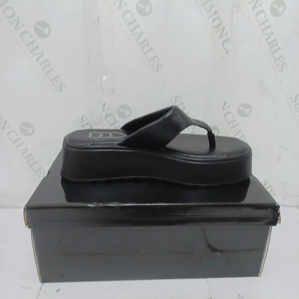 KOI FOOTWEAR LADIES BLACK CHUNKY SLIDERS SIZE 5
