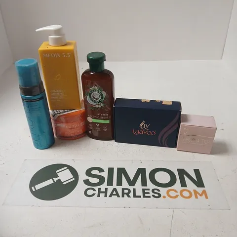 APPROXIMATELY 15 ASSORTED HEALTH & BEAUTY PRODUCTS TO INCLUDE MEDIX 5.5 BODY CREAM, ST. TROPEZ SELF TAN, HERBAL ESSENCES SHAMPOO, ETC - COLLECTION ONLY