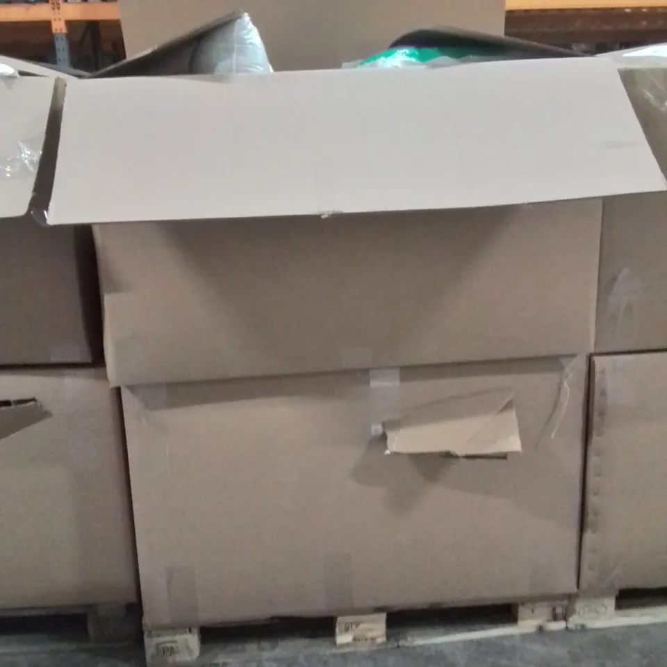PALLET CONTAINING A LARGE QUANTITY OF PILLOWS 